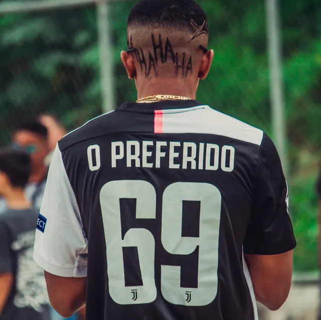 Tchony de costas com a camisa O Preferido 69